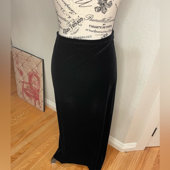 Elegant Black Velvet Looking Skirt Villager-Liz Claiborne - Picture 2 of 8